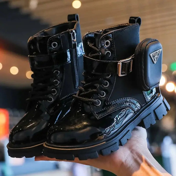 Bota-infantil-feminina-preta-de-couro-estilosa-com-cano-alto-cadarços-e-zípers-POADO-Vitrine-Plaza