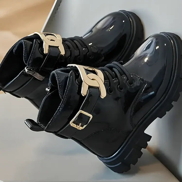 Bota-infantil-menina-preta-estilo-coturno-de-couro-ideal-para-o-inverno-Catarina-Vitrine-Plaza
