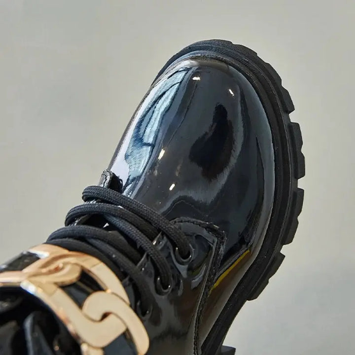 Bota-infantil-feminina-preta-estilo-coturno-de-couro-ideal-para-meninas-estilosas-Catarina-Vitrine-Plaza