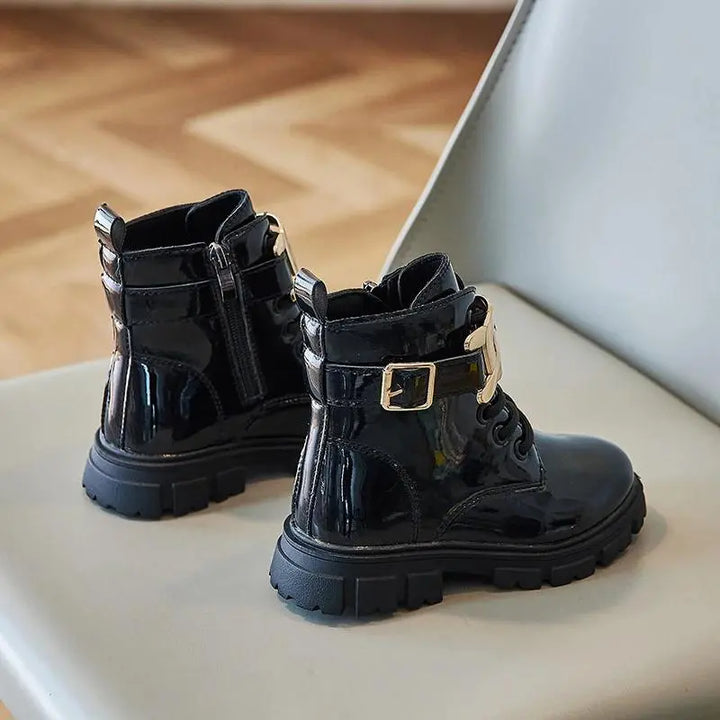 Botinha-infantil-feminina-preta-estilo-coturno-de-couro-ideal-para-o-inverno-Catarina-Vitrine-Plaza