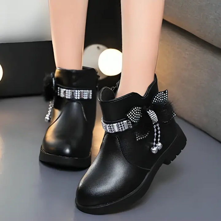 Botinha-infantil-feminino-preta-de-couro-para-o-inverno-Katy-Vitrine-Plaza