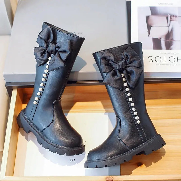 Bota-infantil-menina-de-couro-cano-alto-preta-para-o-inverno-passarela-Vitrine-Plaza