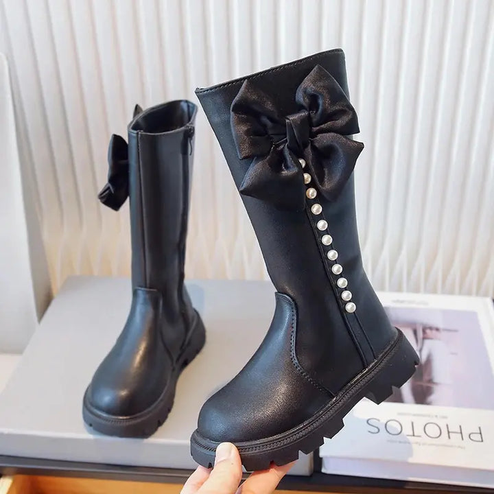 Bota-infantil-menina-de-couro-cano-alto-preta-para-meninas-no-inverno-passarela-Vitrine-Plaza
