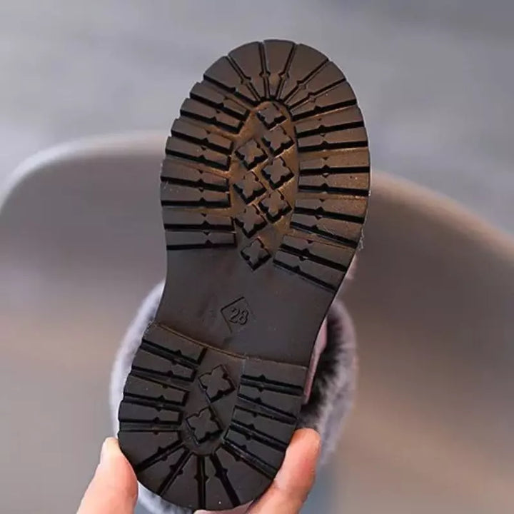 Bota-Infantil-feminina-vermelha-Sid-Say-com-revestimento-em-pelucia-e-solado-plano-Vitrine-Plaza