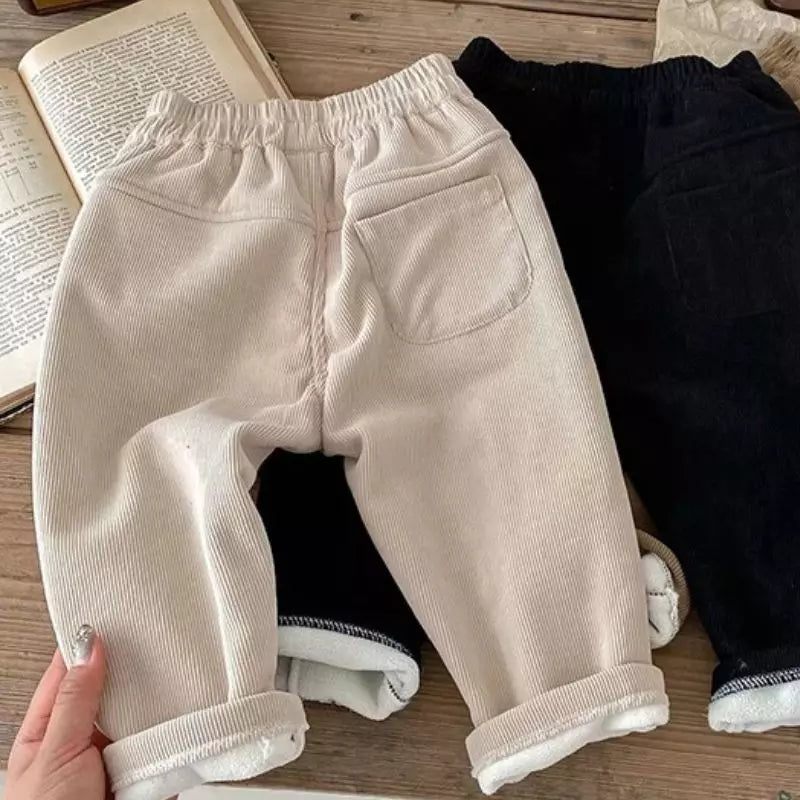 Calça-moletom-infantil-de-veludo-para-meninos-estilosa-ideal-de-inverno-yumi-branca-Vitrine-Plaza