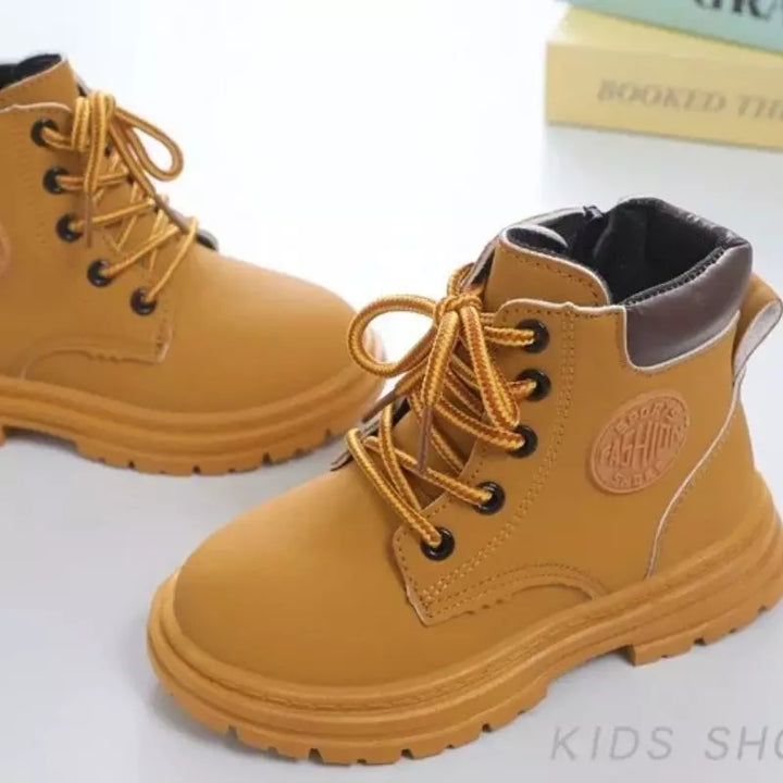 Coturno-Infantil-masculino-com-cadarsos-Amarelo-tratorada-BOB-Vitrine-Plaza