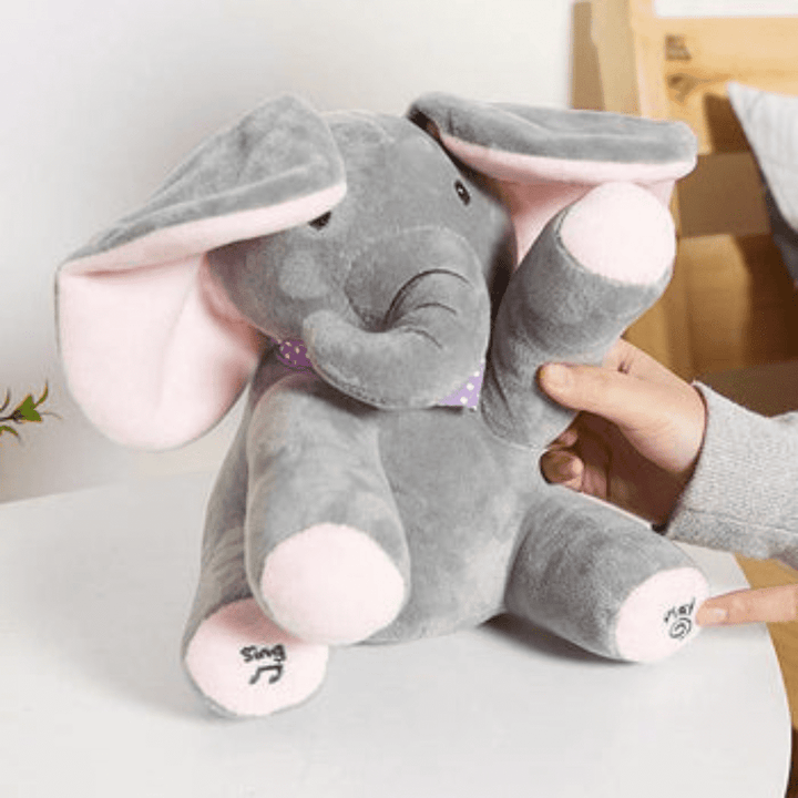 O elefante orelhudo esta dando tchauzinho para seus amiguinhos