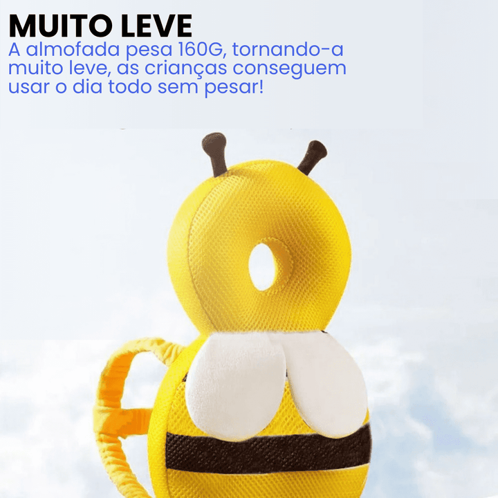 A almofada de proteção infantil é muito leve, cerca de 160G, tornando ela utilizavel o dia inteiro pelo bebês sem que pese nas costas dele 